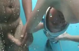 XXX در اتاق خواب ، یک مرد دختر عكس كس و كير را ترغیب به لعنتی می کند