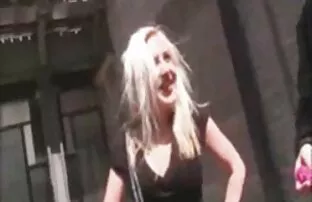 XXX مردی دختری را برای پول در پارک عکس متحرک کیرخوردن دزدکی می کند