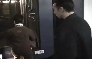 XXX این جانور قرمز رنگ روده را به سمت یکی از مردانی که روی تخت دراز کشیده بود سوق داد عکس های سکسی کوس وکیر