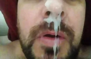 XXX یک پسر جوان در رختخواب ، یک مادر سکسی و دختر زیبایش را آموزش می دهد عکس کيروکوس وکون
